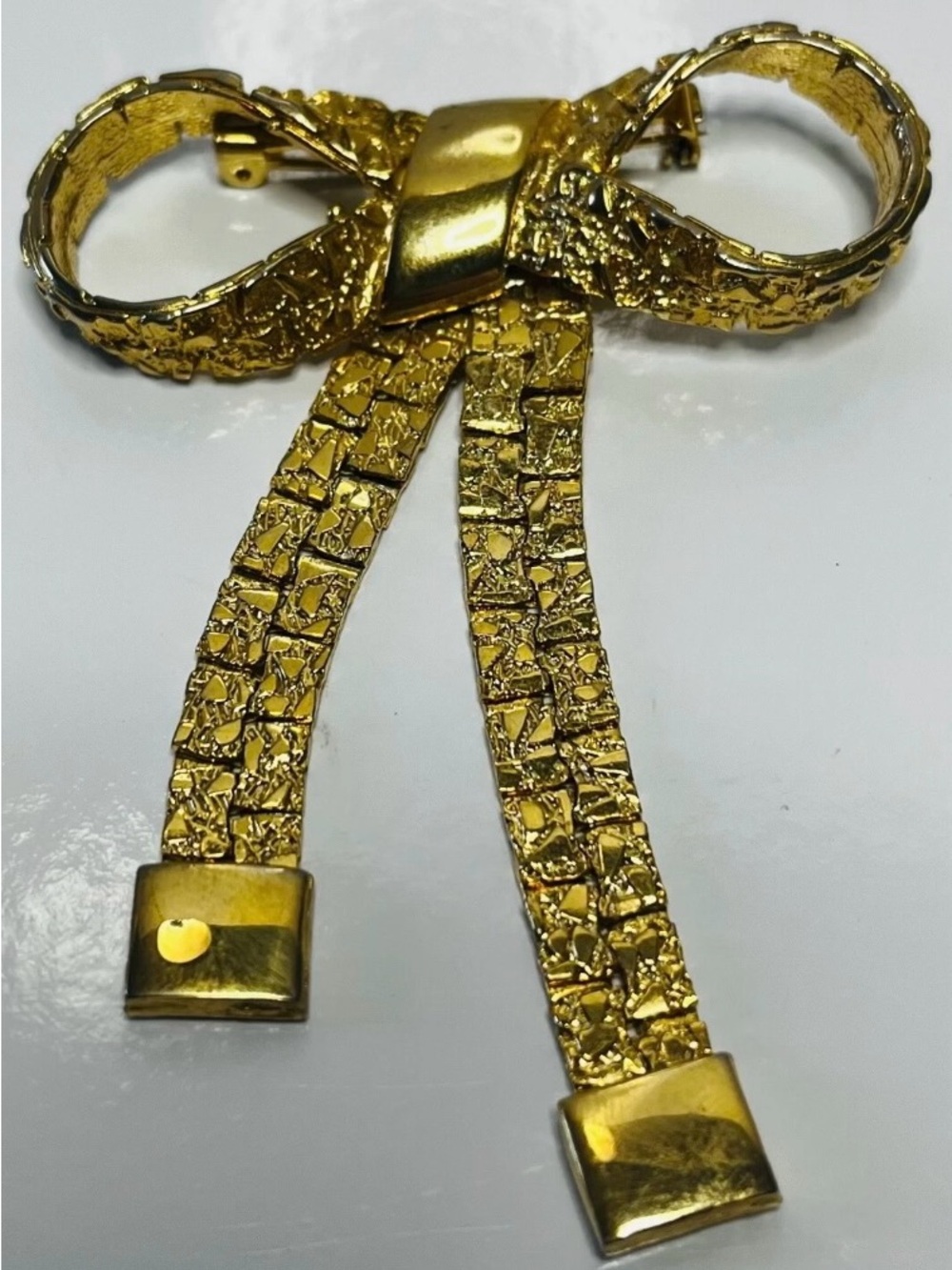1980 Vintage Bow Ribbon Brooch Pin Gold Tone Nugget Textured Articulated Tail